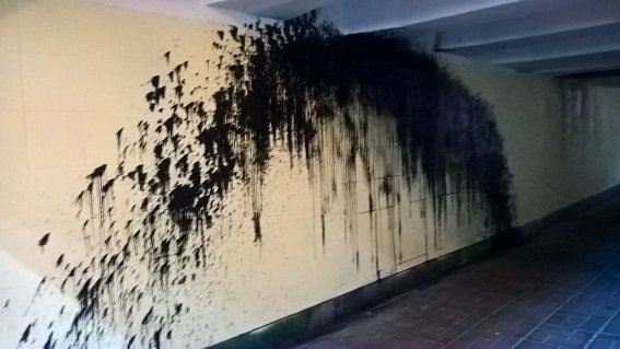 Вандал спершу намалював букви, залишок фарби вилив на стіну