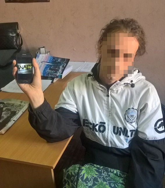 29-летний киевлянин ранее попадал в поле зрения правоохранителей за распитие спиртных напитков в общественном месте, употребление марихуаны и драку