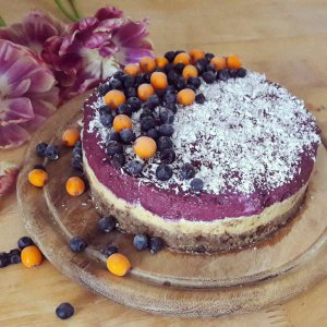 Три шари торта з горіхів та ягід викладають у форму один на один. Застигає ніч у холодильнику