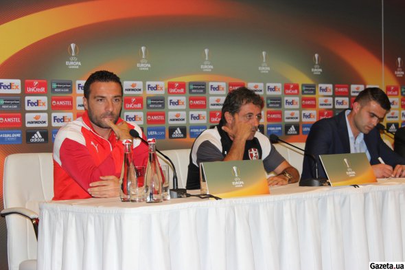Капітан “Скендербеу” Оргес Шехі і наставник команди Ілір Дайя на передматчевій прес-конференції