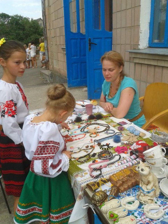 Картини та прикраси з натурального каміння більше купують на ярмарках. 