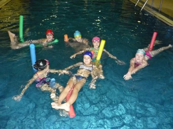 Школьники в басейне