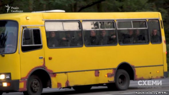 Прогнивший и подкрашенный автобус "Богдан" с полицейскими