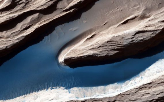 Фото зонда  Mars Reconnaissance Orbiter. 