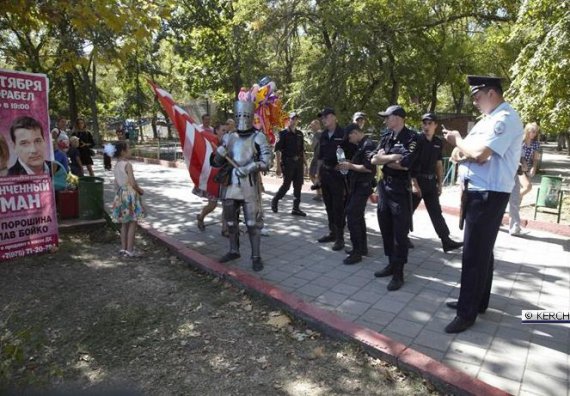 На День міста окупанти влаштували жителям міста Керч свято за високою металевою огорожею