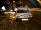 У Чернівцях внаслідок раптової бурі, яка пронеслась над містом, повалено десятки дерев, зірвано білборди і пошкоджено автомобілі.