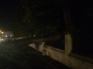 У Чернівцях внаслідок раптової бурі, яка пронеслась над містом, повалено десятки дерев, зірвано білборди і пошкоджено автомобілі.