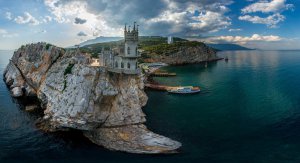 В аннексированном Росією Криму проводять незаконне буріння скелі, де знаходиться палац "Ластівчине гніздо". Фото: sudak.pro