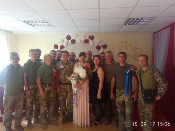 Подружжям молодята стали у РАГСі у місті Бахмут Донецької області