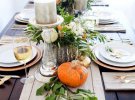 Осенью для сервировки стола уместны детали в оранжевых и красных тонах