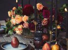 Осенью для сервировки стола уместны детали в оранжевых и красных тонах