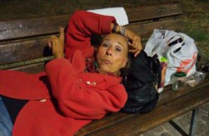 Надія Сабодишина лежить на лавці в парку італійськрго міста Бергамо. Відмовляється спілкуватися з людьми, не приймає речей та їжі