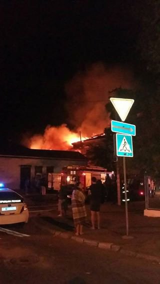 Во время пожара в многоквартирном доме выгорело 11 квартир. Погибла женщина и трое ее детей