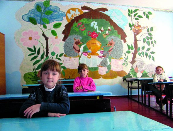 Учні першого класу сидять на уроці в Ціпківській школі. Із п’яти дітей троє переїхали цьогоріч з Донбасу та Криму
