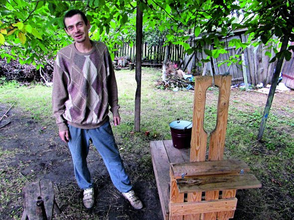 Олексій Гузовський, 37 років, показує станок для доїння кози. В інтернеті знайшов інструкцію і сам змайстрував