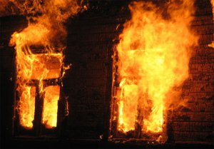 Винница: ограбили и подожгли дом с пенсионерами