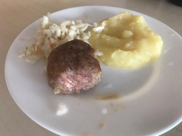 У київській школі дітям на сніданок дали напівсиру котлету. Порція коштує 20 гривень