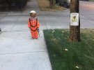 Хлопчик у костюмі астронавта, що вигулює свого пса