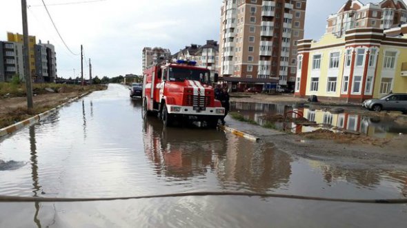 В городе Буча под Киеве дождь подтопил проезжую часть дороги и придомовых территорий
