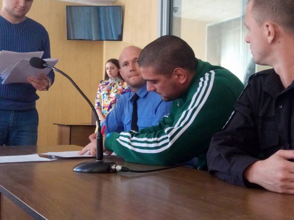 Перший підозрюваний у вбивстві Олега Супруненка сидить у судовій залі. Його затримали на 60 діб.