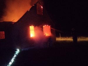 Сім'я врятувалася з будинку, який спалахнув від удару блискавки