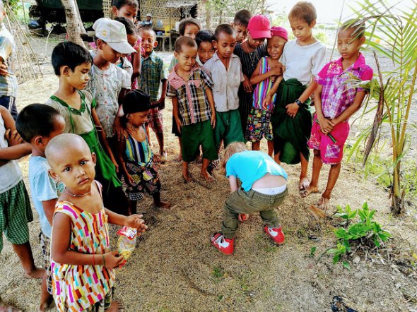 В азіатській країні М'янма в дитячий садок необхідно скласти іспит з читання та письма