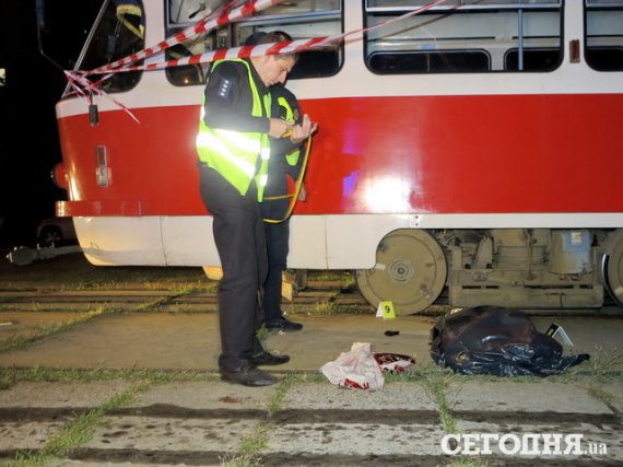 У Києві під колеса трамваю потрапила 37-річна жінка із 5-річним сином. Обоє загинули