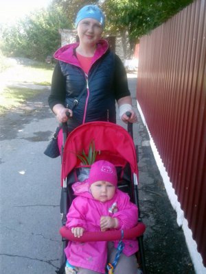 Людмила Мирун гуляє з донькою ­Вікторією, 1,5 року. Жінка лікується в ­онкодиспансері. За дитиною доглядають її батьки та старша на шість років сестра