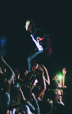 Лідер гурту ”Океан Ельзи” Свято­слав Вакарчук співає під час безкоштовного концерту у Полтаві на стадіоні ”Ворскла”. Це останній виступ колективу перед 12-місячною перервою в гастролях