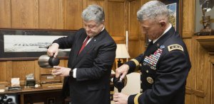 Президент України Петро Порошенко і генерал-лейтенант Роберт Касл (праворуч) наливають собі каву під час відвідин військової академії США ”Вест-­Поїнт”, штат ­Нью-Йорк, 19 вересня 2017 року