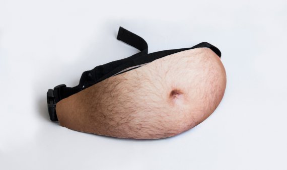 Британский дизайнер создал поясную сумку, которая похожа на толстый живот, выглядывающий из-под майки. 