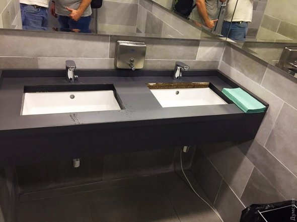 Туалет в аеропорті "Одеса"