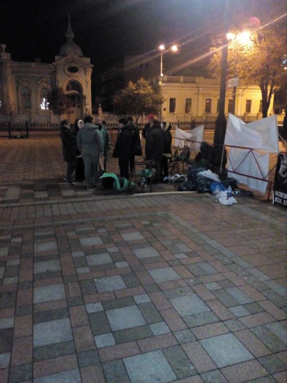 Матері й дружини військовополонених готуються провести під стінами Верховної Ради третю ніч