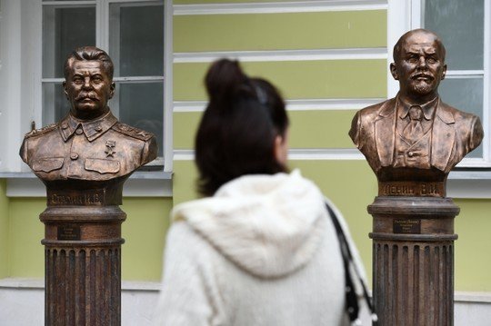 Бюсты Сталина и Ленина возле Кремля