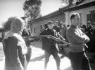 Начальник німецької поліції в місті Білопілля на Сумщині Кульбацький конвоюється партизанами на допит. Зліва - партизанка Катя Тельницька, заарештована і побита Кульбацьким, 1943