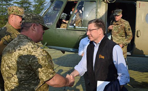 Курт Волкер (праворуч) 23 липня 2017 року відвідав зону АТО на Донбасі