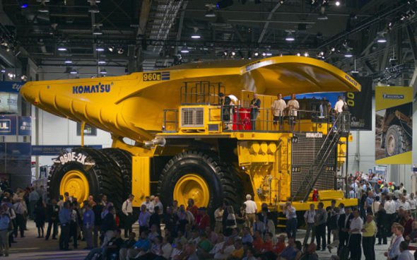 Наступні десять років електричний самоскид Komatsu HD 605-7 буде транспортувати матеріал з гірського хребта в долину 20 разів на день