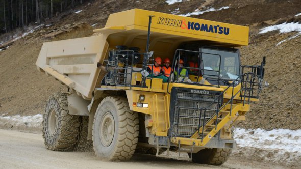 Самосвал Komatsu HD 605-7 решили переделать в электрокар в рамках эксперимента.