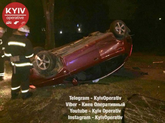 На Столичном шоссе в Киеве произошло смертельное ДТП, во время которого погиб водитель иномарки. Водитель другого автомобиля скрылся
