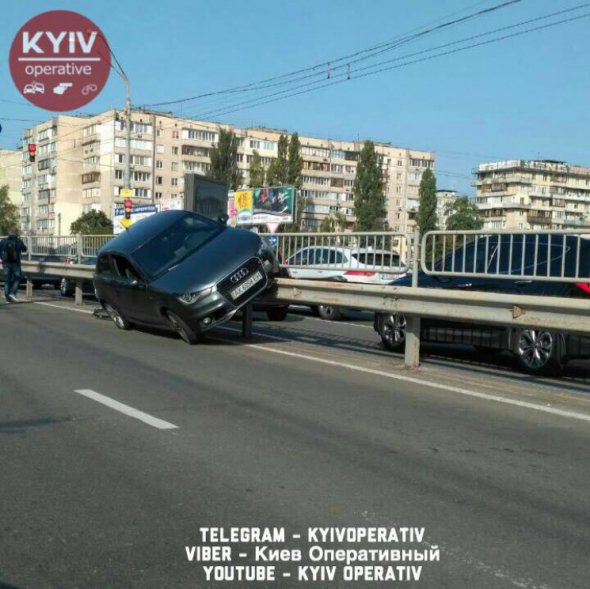 Водія, який на авто заїхав на відбійник, в соцмережі прозвали каскадером