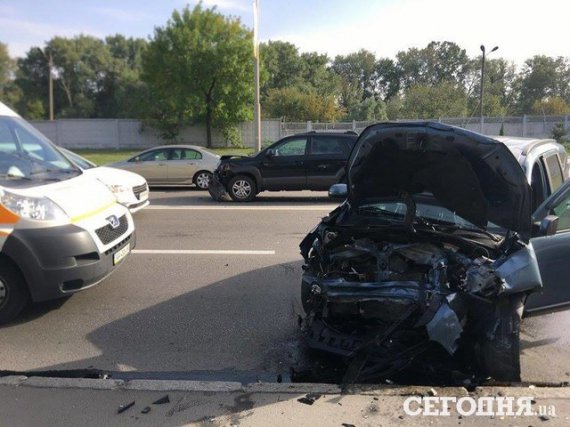 У Києві біля станції метро "Гідропарк" сталася ДТП