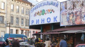 Люди отруїлися рибою, що придбали на Привокзальному ринку у Львові. Одна з продавців закуповувала її мороженою й коптила самостійно вдома