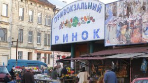 Люди отруїлися рибою, що придбали на Привокзальному ринку у Львові. Одна з продавців закуповувала її мороженою й коптила самостійно вдома