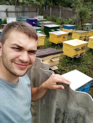 Олександр Масленко показує свої вулики. Доглядає за бджолами разом із батьком