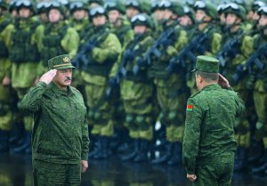 Президент Білорусі Олександр Лукашенко біля міста Борисов бере участь у білорусько-російських військових навчаннях ”Захід-2017”. Тривали 14–20 вересня. Президент РФ Володимир Путін відвідав захід на полігоні в Ленінградській області Росії за два дні до того