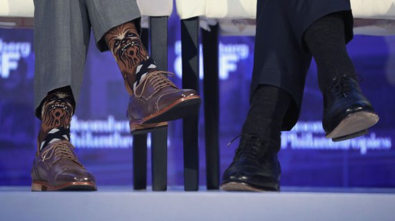 Прем’єр-міністра Канади Джастіна Трюдо називають найбільш стильним політиком сучасності. Під ділові костюми носить яскраві шкарпетки. Пару з героєм фантастичної саги ”Зоряні війни” Чубаккою (на фото ліворуч) надів на світовий бізнес-форум у Нью-Йорку
