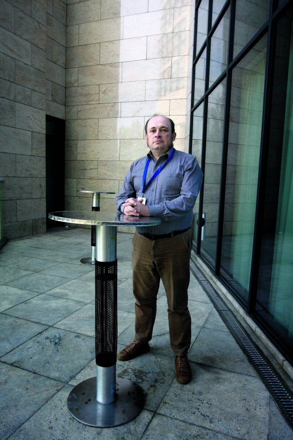 Павло БИКОВСЬКИЙ, 45 років, журналіст. Народився 29 жовтня 1971-го в Мінську. Батько працював слюсарем у трамвайно-тролейбусному депо, зараз – на пенсії. Коли було 5 років, померла мати. Закінчив факультет славістики Литовського університету освітніх наук у Вільнюсі. Працював репортером у газетах ”Чырвоная змена”, ”Свабода”, редактором на радіостанції ”Крынiца”. Співпрацював із московським радіо ”Юность”, польським білоруськомовним ”Радыё Рацыя”. Очолював відділ суспільно-політичної інформації недержавного тижневика ”Белорусы и рынок”. Із 2015-го – кореспондент у Білорусі німецької телерадіокомпанії Deutsche Welle. Захоплення – книжки з історії, політології, філософії. Дружина Ольга – журналіст. Донька Анастасія вчиться у 10-му класі