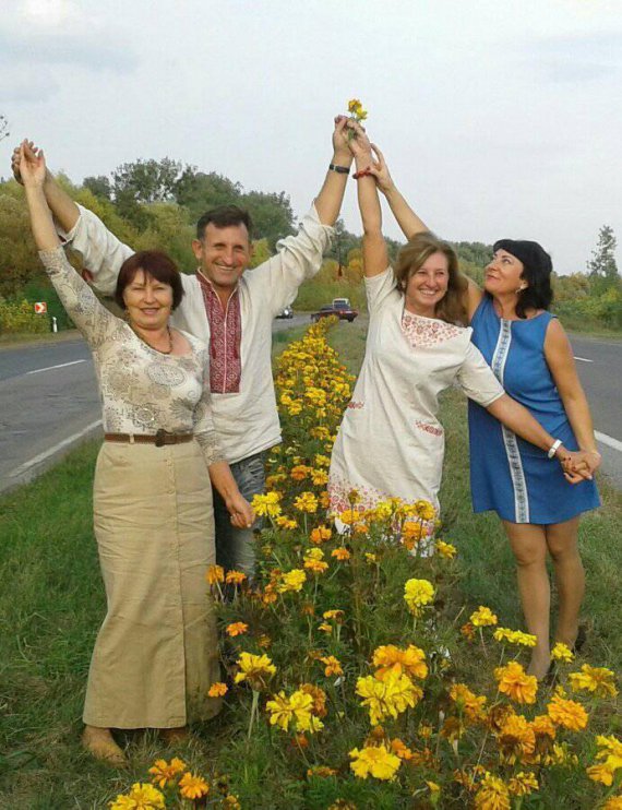 Василий Рыжук засадил цветами 400 км дорог