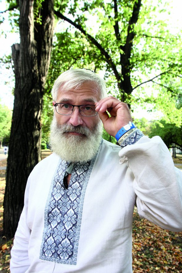 Микола ДЖМІЛЬ, 58 років, поет. Справжнє прізвище – Сергієнко. Народився 1 квітня 1959 року в Одрадівці Бахмутського району на Донеччині. Батько мав пасіку, розводив породистих коней – верхових і ваговозів. Закінчив школу в сусідньому Зайцевому. Провалив вступний екзамен на геологію й розвідку корисних копалин у Донецький політехнічний інститут. В Артемівському індустріальному технікумі вивчився на техніка-механіка. В армії служив у Москві, в Татіщево Саратовської області й на космодромі в Байконурі. За направленням поїхав у Сімферопольський домобудівельний комбінат. Одружився, перебралися до дружини в Горлівку, там отримав квартиру. Працював диспетчером заводу ”Еластомер”. Закінчив курси майстра геології. Їздив у відрядження по шахтах Донбасу на буріння великого діаметра. ”П’ять років тому син купив собі та дружині гірські велосипеди Cannondale. Я проїхався – він летить. Дуже сподобалось. Я нам із дружиною купив дешевші, українські Ardis. Мріємо проїхатися всіма областями з презентаціями моїх книжок”. Одружений удруге. Сини – прокурори. Старший працює в Сихівському районі Львова, молодший – на Донеччині. Донька Юлія торік перебралася з Одеси в канадський Ванкувер – до чоловіка. У Москві живуть брат і сестра, з якими майже не спілкується. З 2008 року, відколи помер батько, живе з матір’ю та дружиною в Одрадівці. Мають своє м’ясо, молоко, мед, городину. Квартира в окупованій Горлівці стоїть пусткою. Видав книжки ”Долоні сонця”, ”Джерело істини”, ”Коло” й ”Аттіла, або Благовіст Любові”. Випускає здебільшого своїм коштом, бо ”домовлятися зі спонсорами принизливо”