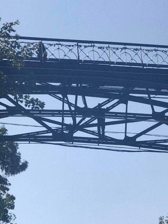 Мужчина собирается прыгнуть с Паркового моста. Подозревают, что он в состоянии алкогольного опьянения